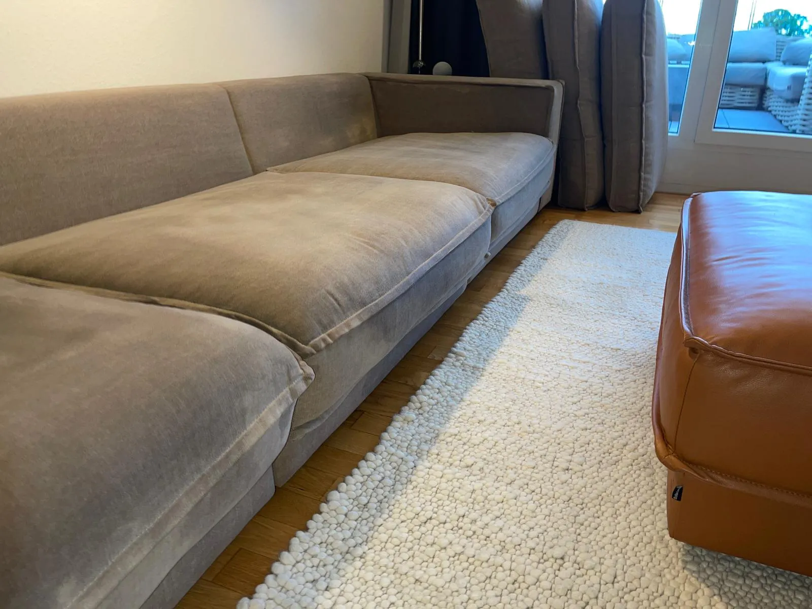 Professionell gereinigtes Stoffsofa nach einer Polsterreinigung in Bottrop – fleckenfrei, hygienisch sauber und materialschonend gereinigt.